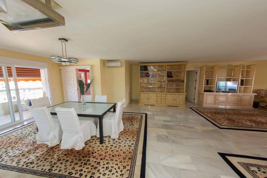 Penthouse With Private Pool, Hot Tub Jacuzzi With Sea Views And Chill-Out Zone, Close To The Sea 马尔韦利亚 外观 照片