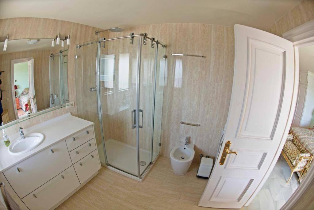 Penthouse With Private Pool, Hot Tub Jacuzzi With Sea Views And Chill-Out Zone, Close To The Sea 马尔韦利亚 外观 照片